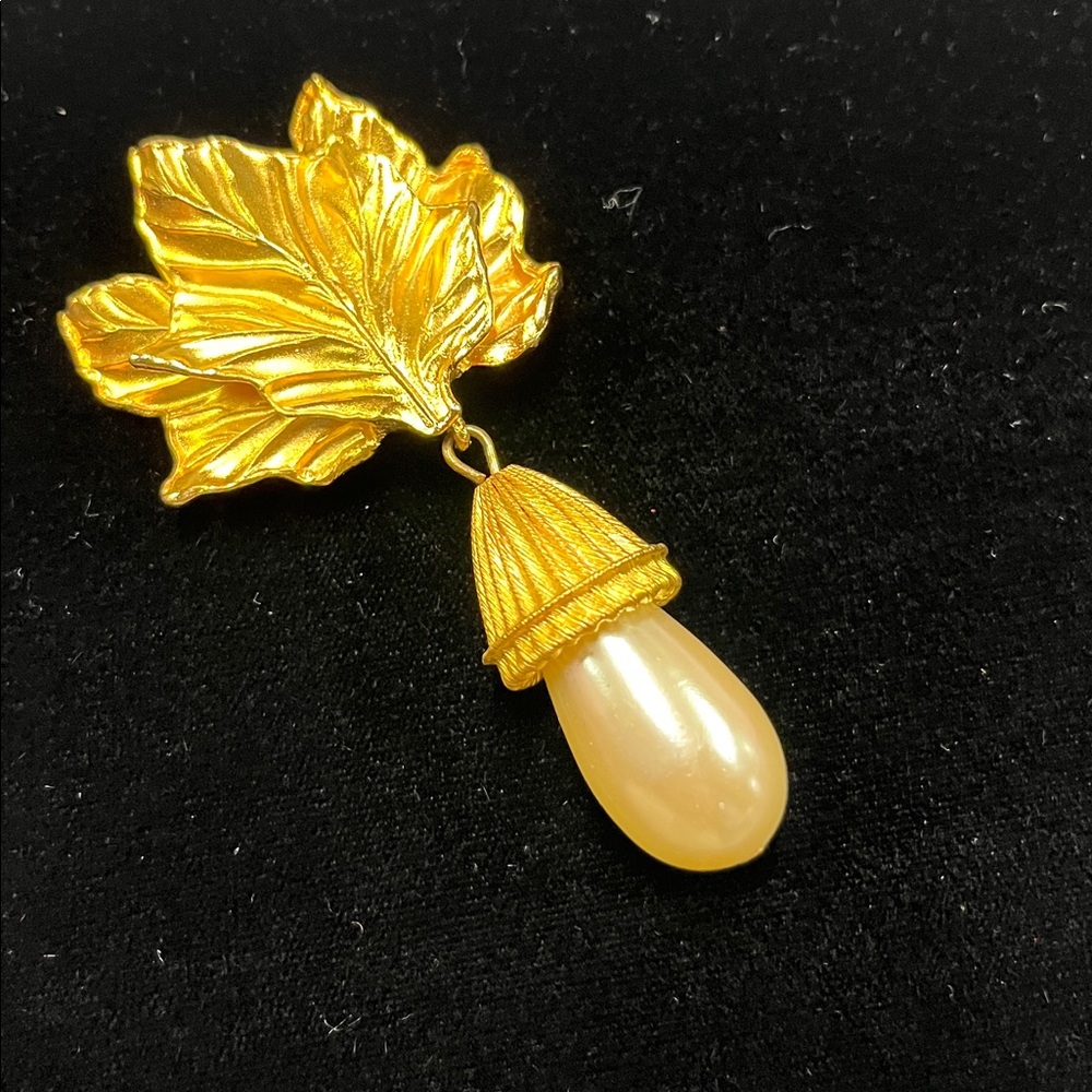 CAROLINE GRAVES VINTAGE Event Evening Gold Leaf Pearl Drop Clip-On Earrings - Picture 10 of 14
